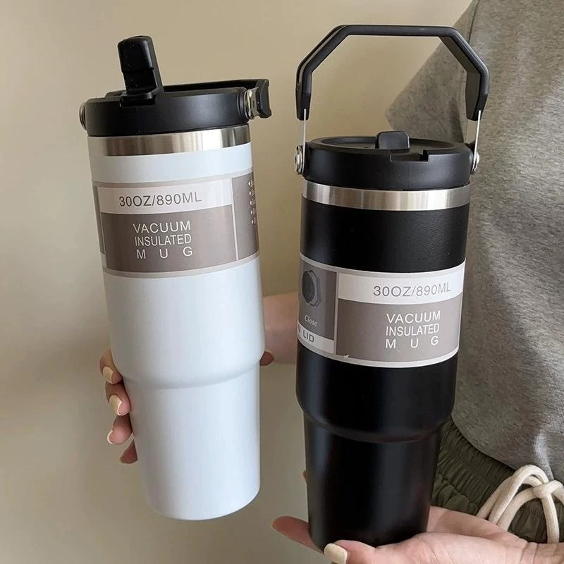 Tampilan tumbler CucuLemon warna putih dan hitam